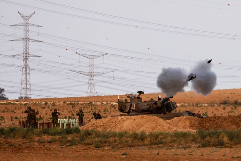 © Reuters. An artillery unit fires near the Israeli side of the border between Israel and the Gaza Strip, October 8, 2023. REUTERS/Amir Cohen