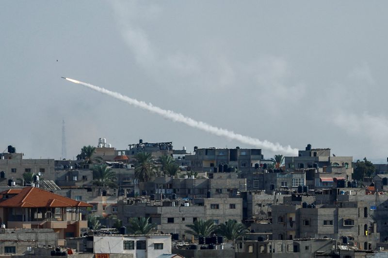&copy; Reuters. A rocket is fired from Gaza toward Israel, in Gaza, October 7, 2023. REUTERS/Ibraheem Abu Mustafa