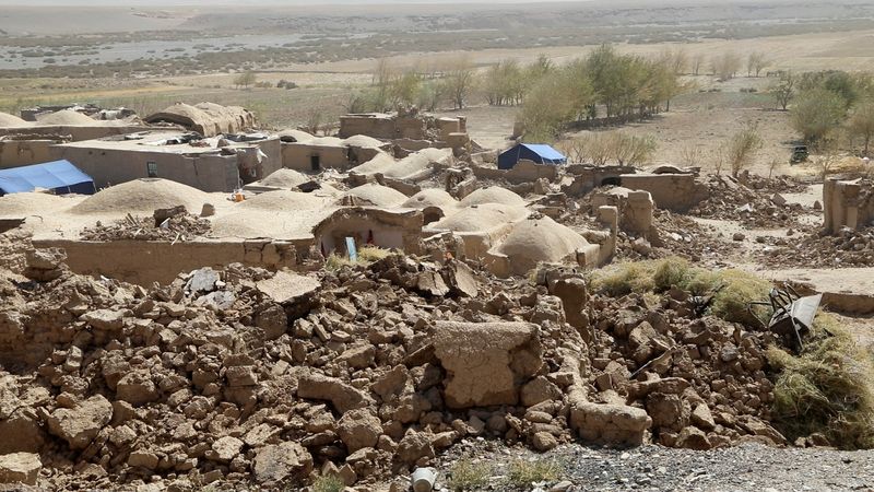 &copy; Reuters. منظر عام لمنازل مدمرة بفعل الزلازل التي ضربت إقليم  هرات في أفغانستان يوم الأحد . صورة لرويترز . يحظر إعادة بيع الصورة أو وضعها في أرشيف .     