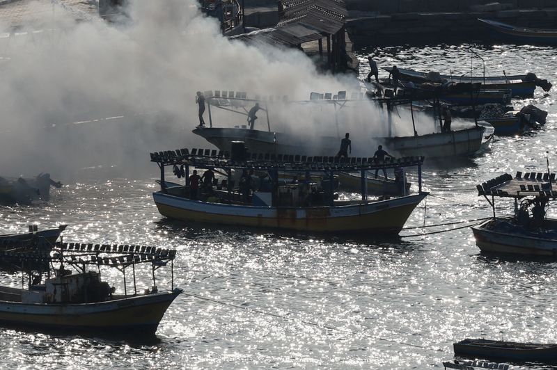&copy; Reuters. Smoke billows from a boat following Israeli strikes, at the seaport of Gaza City, October 8, 2023. REUTERS/Mohammed Salem