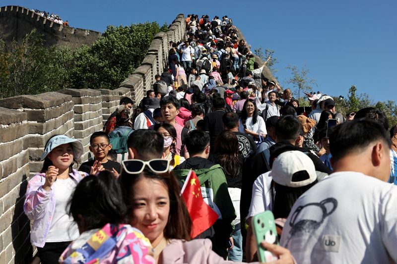&copy; Reuters. 　中国の国慶節（建国記念日）に伴う大型連休中の出入国者数が前年から大幅に増加し、新型コロナウイルス禍前の約８５％にまで回復したことが、６日公表の当局統計で明らかになった。