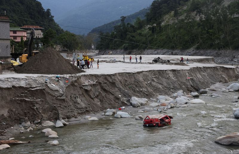 &copy; Reuters. A view of damaged vehicles after flash floods, caused by a lake burst in Singtam, Sikkim, India, October 8, 2023. REUTERS/Francis Mascarenhas