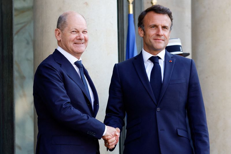 &copy; Reuters. FILE PHOTO: French President Emmanuel Macron welcomes German Chancellor Olaf Scholz to attend the Weimar Triangle Summit at the Elysee Palace in Paris, France, June 12, 2023. REUTERS/Sarah Meyssonnier/File Photo