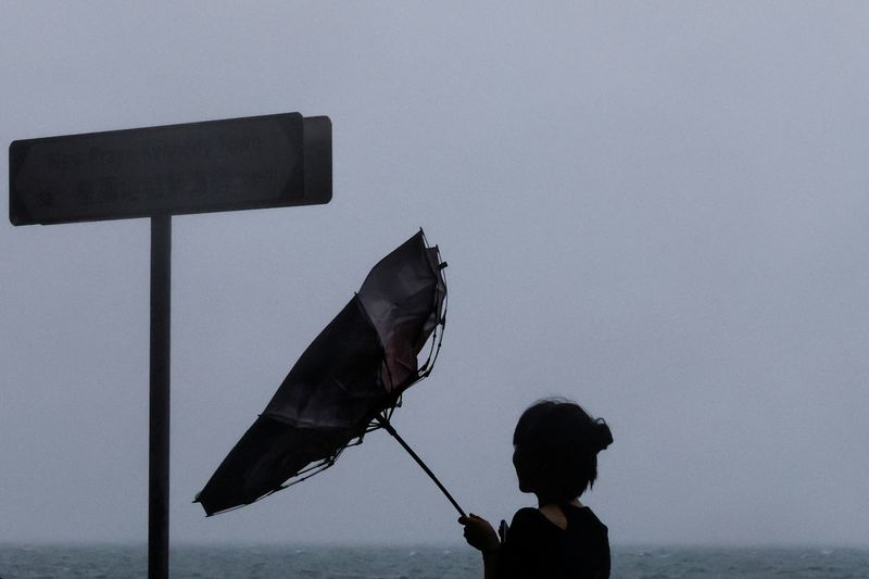 &copy; Reuters. 　香港では９日、台風１４号（コイヌ）の影響で多くの地域で洪水が発生。香港証券取引所の午前の取引が中止された。８日撮影（２０２３年　ロイター／Tyrone Siu）