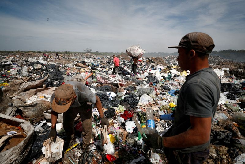 &copy; Reuters. FILE PHOTO: Waste recyclers look through a landfill for cardboard, plastic and metal to resell as Argentines face a deep crisis marked by one of the world's highest inflation rates, in Lujan on the outskirts of Buenos Aires, Argentina October 5, 2022. REU