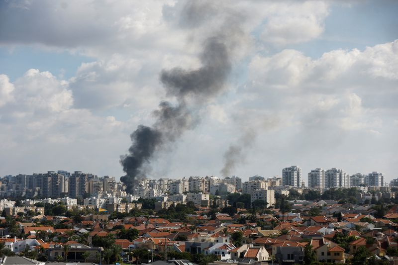 &copy; Reuters. دخان يتصاعد في أعقاب وابل الصواريخ التي أطلقت من غزة في عسقلان بإسرائيل بتاريخ السابع من أكتوبر تشرين الأول 2023. تصوير: عامر كوهين - رويترز.
