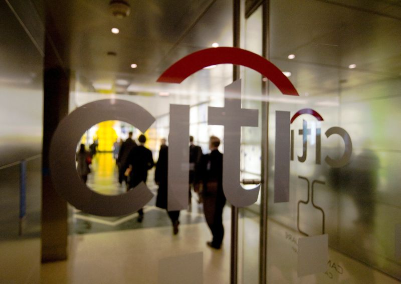 &copy; Reuters. Des employés pénètrent dans l'immeuble de Citigroup dans le quartier financier de Canary Wharf à Londres. /Photo d'archives/REUTERS/Kevin Coombs