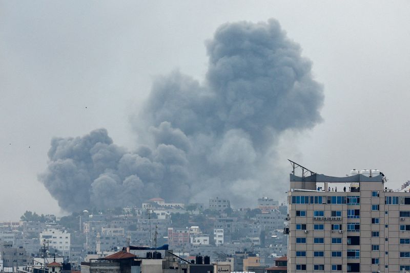 &copy; Reuters. دخان يتصاعد بعد الغارات الإسرائيلية على غزة في الأراضي الفلسطينية يوم الاثنين. تصوير: محمد سالم - رويترز.