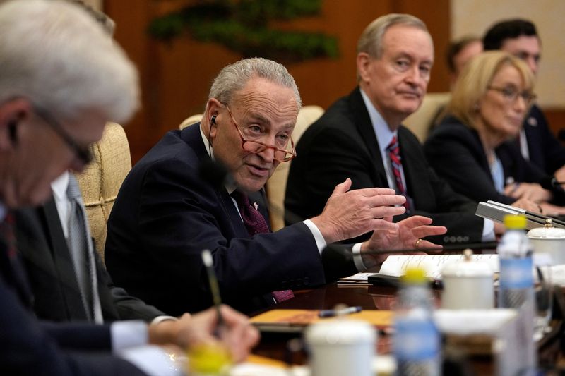 &copy; Reuters. El líder de la mayoría demócrata del Senado estadounidense, Chuck Schumer, habla durante una reunión bilateral con el ministro de Asuntos Exteriores chino, Wang Yi, en la Casa de Huéspedes Diaoyutai de Pekín, el lunes 9 de octubre de 2023.     Andy 