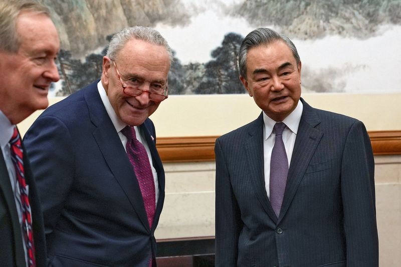 &copy; Reuters. Chuck Schumer, leader della maggioranza al Senato statunitense, e il senatore Mike Crapo, incontrano il ministro dgli Esteri cinese Wang Yi a Pechino. 9 ottobre 2023.     Andy Wong/Pool via REUTERS