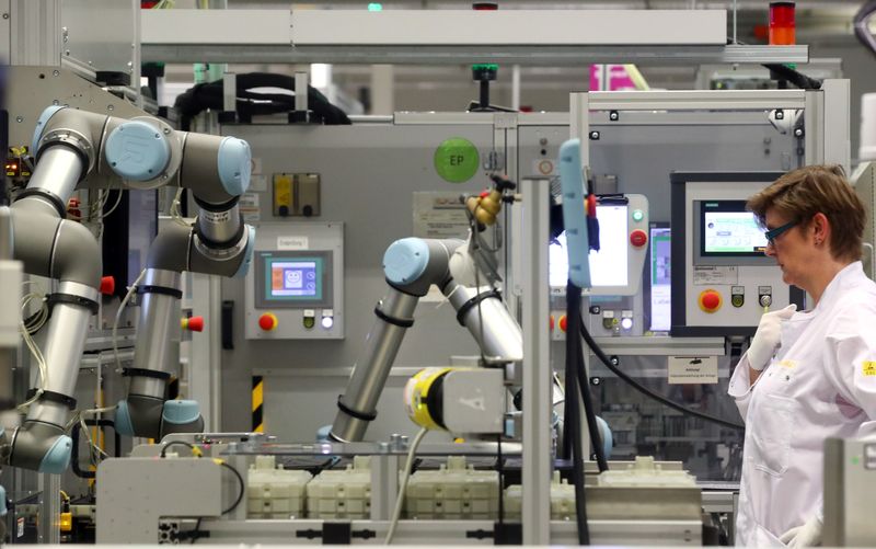 &copy; Reuters. Un robot de production collaboratif de Continental sur le site pilote de Continental pour les applications de l'industrie 4.0 à Ratisbonne, en Allemagne. /Photo prise le 28 février 2020/REUTERS/Michael Dalder