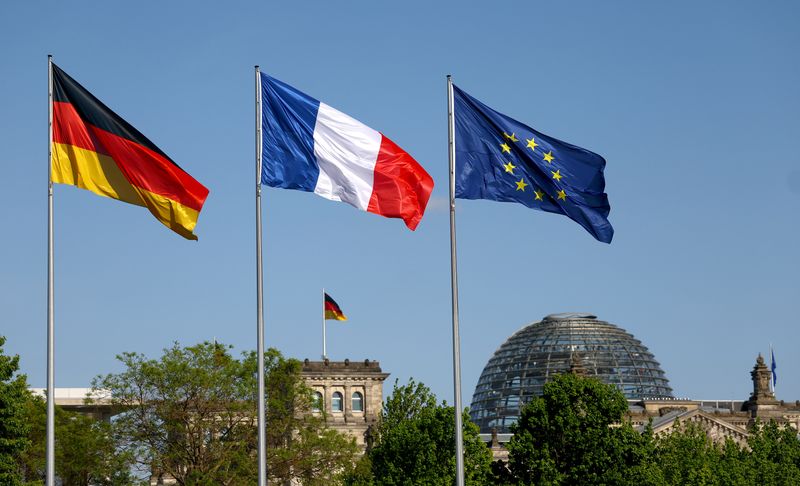 &copy; Reuters. Les drapeaux de l'Allemagne, de la France et de l'Union européenne flottent devant le Bundestag avant la rencontre entre le président français Emmanuel Macron et le chancelier allemand Olaf Scholz à Berlin, en Allemagne. /Photo prise le 9 mai 2022/REU