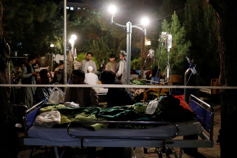 &copy; Reuters. الأفغان أصيبوا خلال الزلزال الأخير يتلقون العلاج في مجمع مستشفى في هيرات بأفغانستان يوم الأحد. تصوير: علي خارا - رويترز.