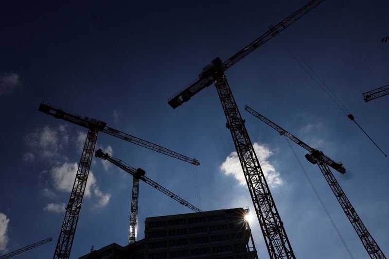 &copy; Reuters. Una visione generale delle gru e di un cantiere che si staglia contro il sole, in vista del vertice per l'edilizia e l'edilizia a prezzi accessibili presso la Cancelleria a Berlino. il 25 settembre 2023. REUTERS/Lisi Niesner