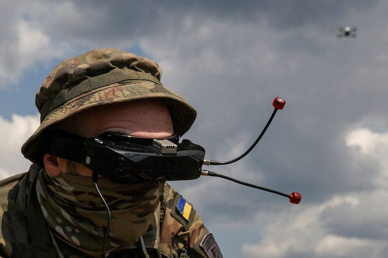 © Reuters. FILE PHOTO: A Ukrainian marine attends FPV-drone flight training amid Russia's attack on Ukraine, in Dnipropetrovsk region, Ukraine May 15, 2023. REUTERS/Sofiia Gatilova File Photo