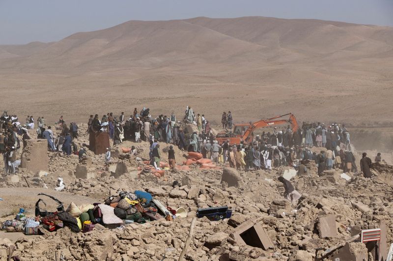 &copy; Reuters. People search for survivors amidst the debris of a house that was destroyed by an earthquake in the district of Zinda Jan, in Herat, Afghanistan, October 8, 2023. REUTERS/Stringer