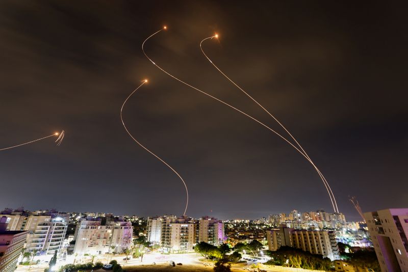 &copy; Reuters. نظام القبة الحديدية الإسرائيلي المضاد للصواريخ يعترض الصواريخ المطلقة من قطاع غزة في عسقلان بإسرائيل يوم الأحد. تصوير: عامر كوهين - رويترز.