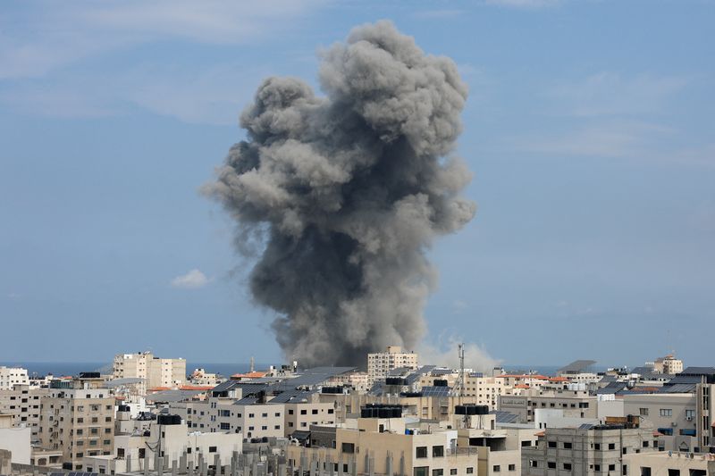 &copy; Reuters. Colonna di fumo su Gaza dopo attacchi israeliani. 9 ottobre 2023. REUTERS/Mohammed Salem