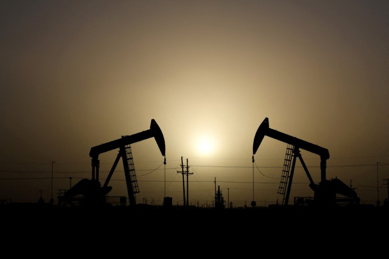 &copy; Reuters. FOTO DE ARCHIVO: Balancines petroleros operan al atardecer en Midland, Texas, Estados Unidos. 11 de febrero, 2019. REUTERS/Nick Oxford/Archivo