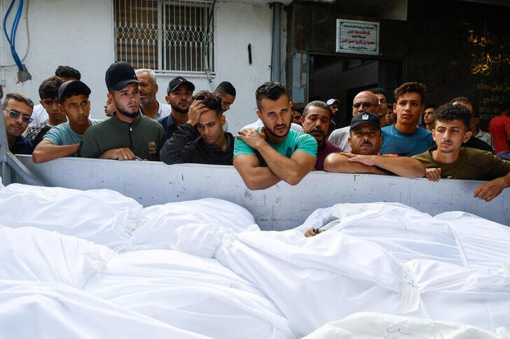 &copy; Reuters. MATERIAL SENSIBLE. ESTA IMAGEN PODRÍA OFENDER O MOLESTAR. Decenas de personas asisten al funera de varios palestinos fallecidos en los ataques israelíes contra la Ciudad de Gaza. 9 octubre 2023. REUTERS/Mohammed Salem