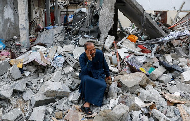 &copy; Reuters. Un palestino se lamenta sobre las ruinas de un edificio destruido en un ataque israelí sobre Rafah, en el sur de la Franja de Gaza. 9 octubre 2023. REUTERS/Ibraheem Abu Mustafa