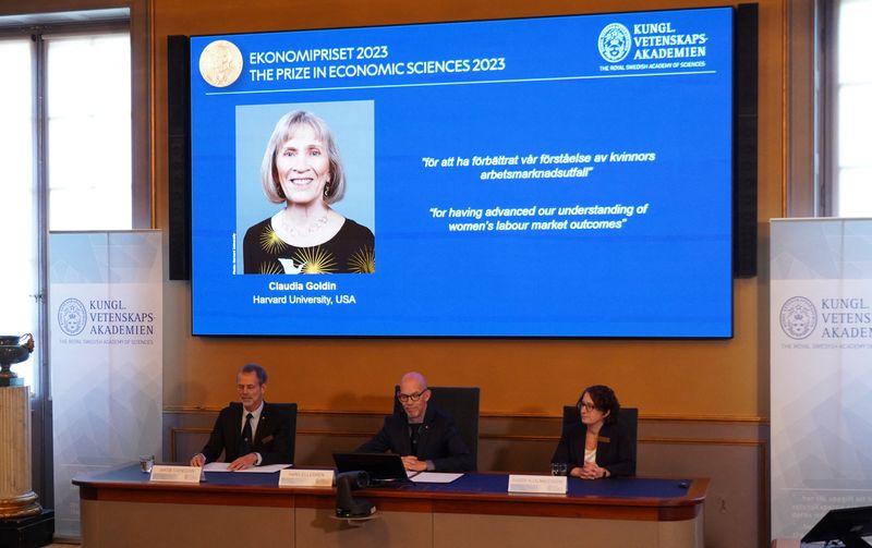 &copy; Reuters. Hans Ellegren, secrétaire permanent de l'Académie royale des sciences de Suède, annonce le prix Nobel de sciences économiques 2023, attribué à Claudia Goldin, lors d'une conférence de presse à l'Académie royale des sciences de Suède à Stockholm