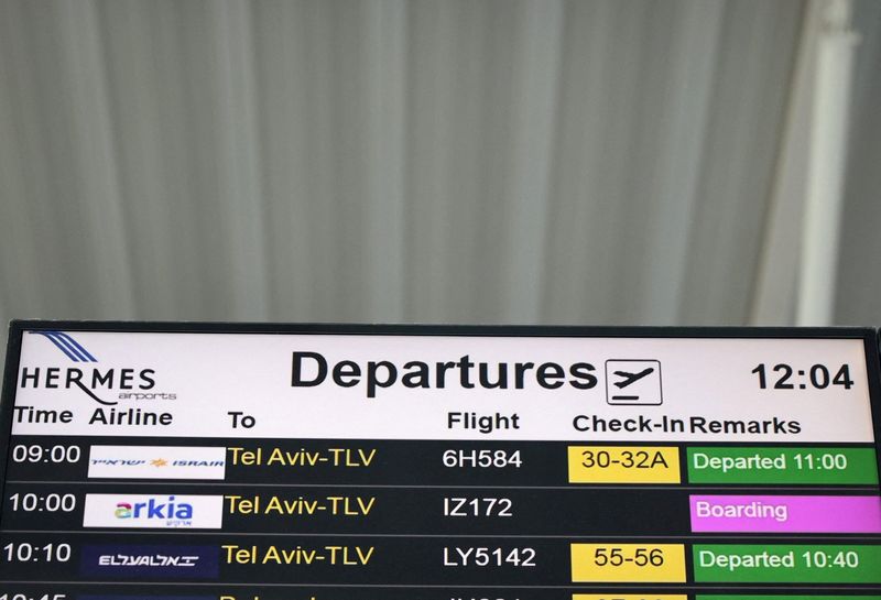 &copy; Reuters. Un tableau des départs annonçant des vols pour Tel Aviv, Israël, est vu à l'aéroport international de Larnaca, à Larnaca, à Chypre. /Photo prise le 9 octobre 2023/REUTERS/Yiannis Kourtoglou