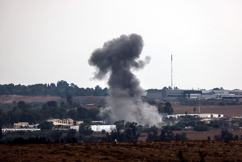 &copy; Reuters. صاروخ أُطلق من قطاع غزة يضرب منطقة بالقرب من سديروت جنوب إسرائيل يوم الاثنين. تصوير: عمير كوهين - رويترز.
