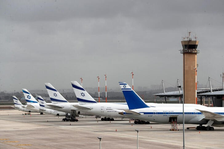 &copy; Reuters. Imagen de archvo de aviones de la aerolínea El Al estacionados en el aeropuerto internacional Ben Gurion en Lod, cerca de Tel Aviv, Israel. 10 marzo 2020. REUTERS/Ronen Zvulun