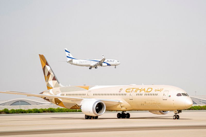 &copy; Reuters. Un aereo della compagnia di bandiera israeliana El Al atterra nell'aeroporto internazionale di Abu Dhabi, Emirati Arabi Uniti, 31 agosto 2020. Ministry of Presidential Affairs/WAM/Handout via REUTERS. ATTENTION EDITORS - THIS IMAGE WAS PROVIDED BY A THIRD