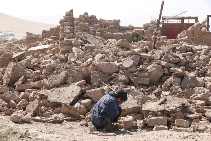 &copy; Reuters. Un niño llora junto a una vivienda en ruinas tras un terremoto en Herat, Afganistán. 8 octubre 2023. REUTERS/Stringer. NO REVENTAS NI ARCHIVOS.