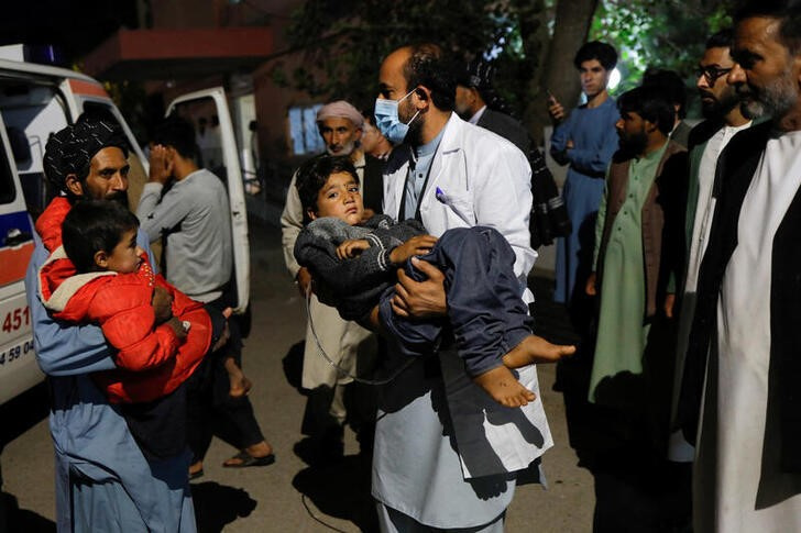 &copy; Reuters. Varias personas trasladan a un hospital a niños heridos en el terremoto de Herat, Afganistán. 8 octubre 2023. REUTERS/Ali Khara