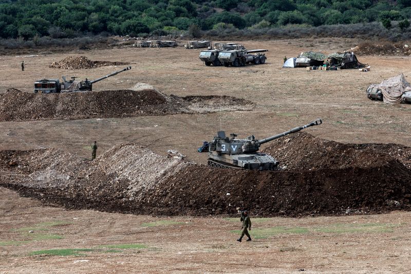 &copy; Reuters. Un soldado israelí pasa junto a un tanque cerca de la frontera de Israel con el Líbano, en el norte de Israel. 9 de octubre, 2023. REUTERS/Ammar Awad