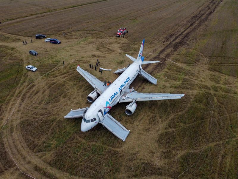 &copy; Reuters. FILE PHOTO: An Airbus A320 of Russia's Ural Airlines passenger plane, which made an emergency landing in a field while flying from Sochi to Omsk, is seen near the settlement of Kamenka in the Novosibirsk region, Russia, September 12, 2023. REUTERS/Alexey 