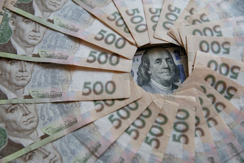 © Reuters. FILE PHOTO: Ukrainian 500 hryvnia banknotes and a U.S. 100 dollar banknote are seen in this picture illustration taken in Kiev, Ukraine, October 31, 2016. REUTERS/Valentyn Ogirenko/Illustration/File Photo