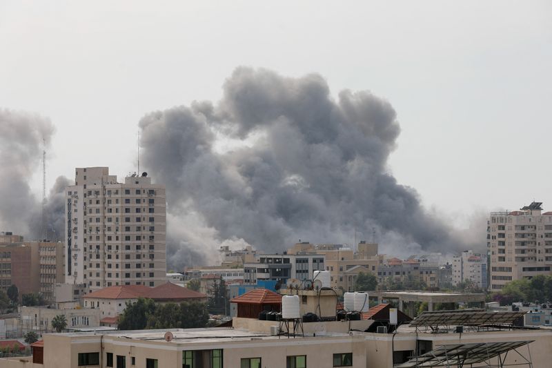 © Reuters. Smoke rises following Israeli strikes in Gaza, October 9, 2023. REUTERS/Saleh Salem/File Photo