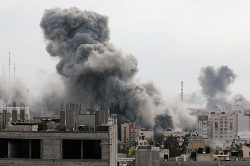 © Reuters. دخان يتصاعد في أعقاب قصف إسرائيلي على قطاع غزة يوم الاثنين. تصوير: صالح سالم - رويترز.