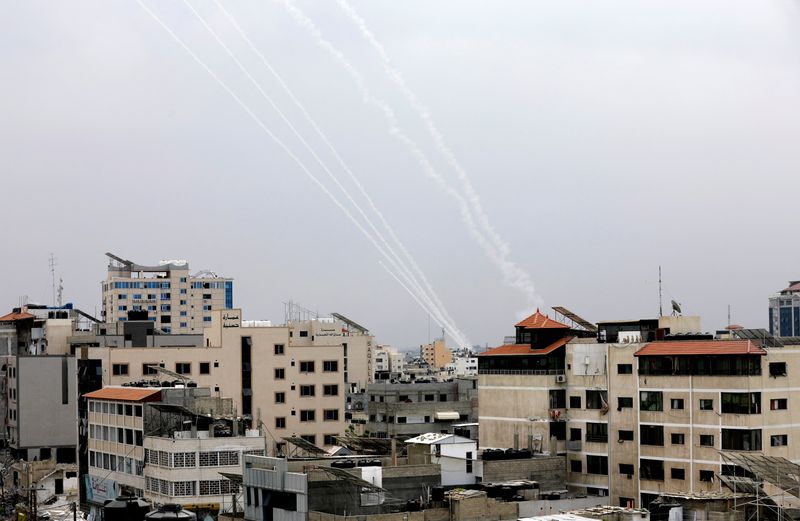 &copy; Reuters. Rockets are fired from Gaza towards Israel, in Gaza, October 9, 2023. REUTERS/Saleh Salem