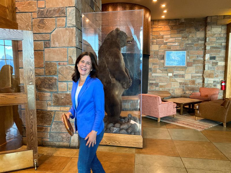 &copy; Reuters. FOTO DE ARCHIVO: La presidenta del Banco de la Reserva Federal de Dallas, Lorie Logan, camina hacia la cena de apertura del simposio económico anual de la Fed de Kansas City en Jackson Hole, Wyoming, Estados Unidos. 24 de agosto, 2023. REUTERS/Ann Saphir
