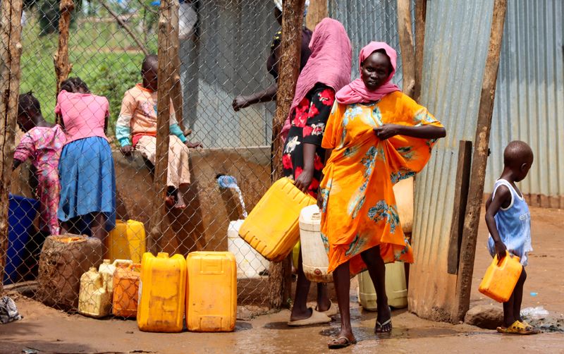 &copy; Reuters. Refugiados sudaneses coletam água de torneira no campo de refugiados de Gorom, perto de Juba, no Sudão do Sul
20/06/2023
REUTERS/Samir Bol