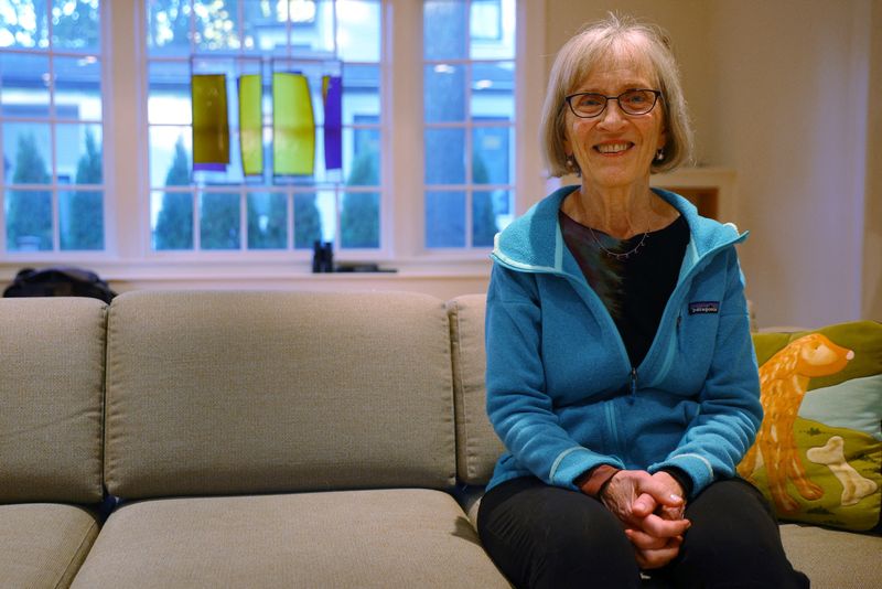 © Reuters. Harvard professor Claudia Goldin poses for a portrait after winning the Nobel Prize for Economics at her home in Cambridge, Massachusetts, U.S., October 9, 2023. REUTERS/Brian Snyder