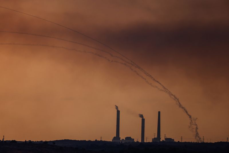 &copy; Reuters. منظومة القبة الحديدية تعترض صواريخ أُطلقت من قطاع غزة كما شوهدت من الجانب الإسرائيلي للحدود بين الجانبين يوم الاثنين. تصوير: عمير كوهين - رو