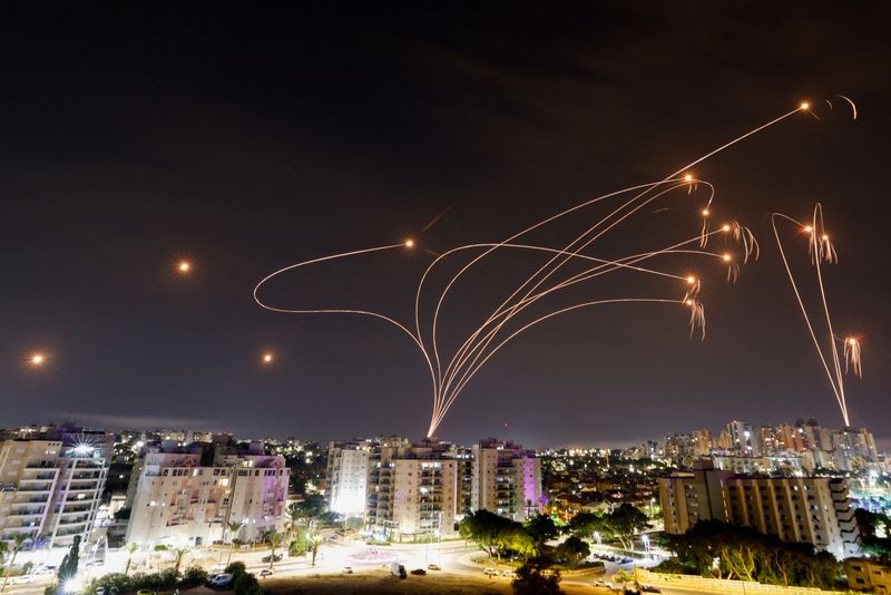 &copy; Reuters. نظام القبة الحديدية الدفاعي الإسرائيلي يعترض في سماء عسقلان صواريخ أطلقها مقاتلو حركة حماس من قطاع غزة يوم الاثنين. تصوير: عمير كوهين - رويت