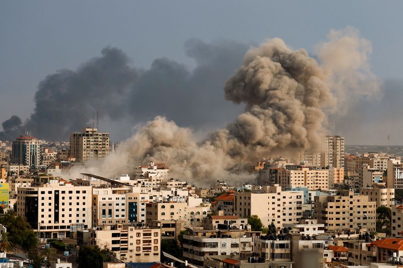 &copy; Reuters. Smoke rises following Israeli strikes in Gaza, October 9, 2023. REUTERS/Mohammed Salem