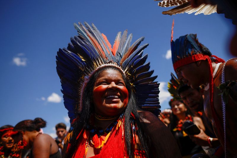 &copy; Reuters. FOTO DE ARCHIVO: La ministra de Pueblos Indígenas Sonia Guajajara asiste a una danza ritual durante la tercera Marcha de Mujeres Indígenas, en defensa de los derechos de las mujeres, los pueblos indígenas locales y el medio ambiente en Brasilia, Brasil