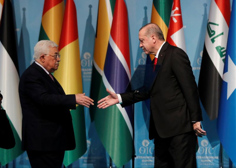 &copy; Reuters. الرئيس التركي رجب طيب أردوغان (إلى اليمين) يصافح نظيره الفلسطيني محمود عباس في إسطنبول في صورة من أرشيف رويترز 