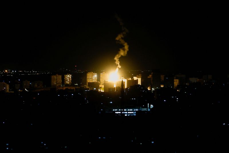 © Reuters. ألسنة اللهب والدخان يتصاعد جراء القصف الإسرائيلي على قطاع غزة يوم الاثنين. تصوير: محمد سالم - رويترز.