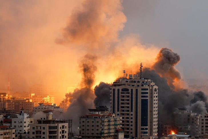 &copy; Reuters. Llamas y humo procedente de un ataque israelí contra Gaza. 9 octubre 2023. REUTERS/Mohammed Salem