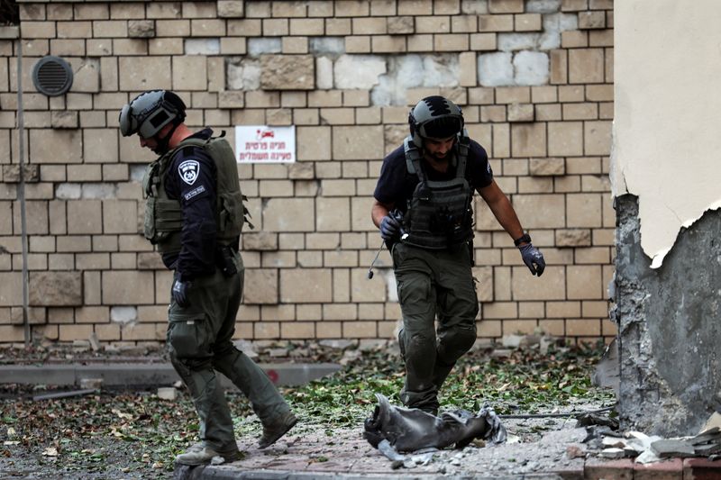 &copy; Reuters. La police israélienne inspecte les dégâts à Ashkelon, en Israël. /Photo prise le 9 octobre 2023/REUTERS/Violeta Santos Moura