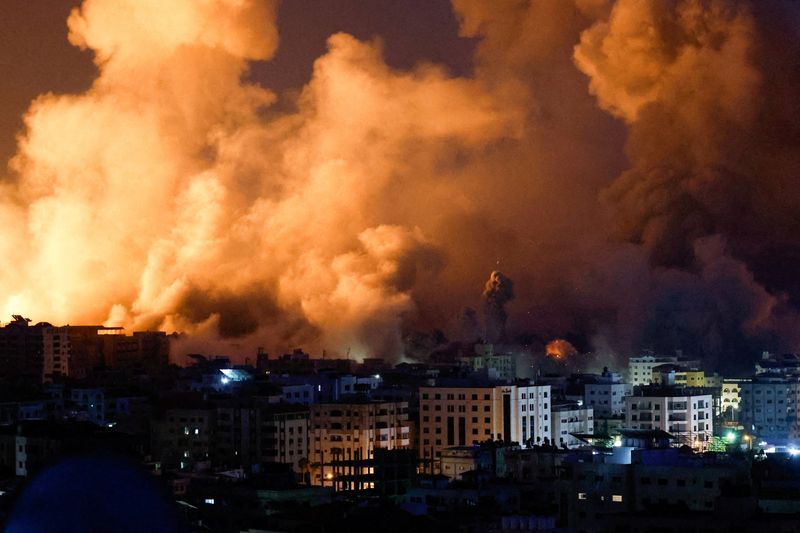 &copy; Reuters. Flames and smoke billow during Israeli strikes in Gaza, October 9, 2023. REUTERS/Mohammed Salem  